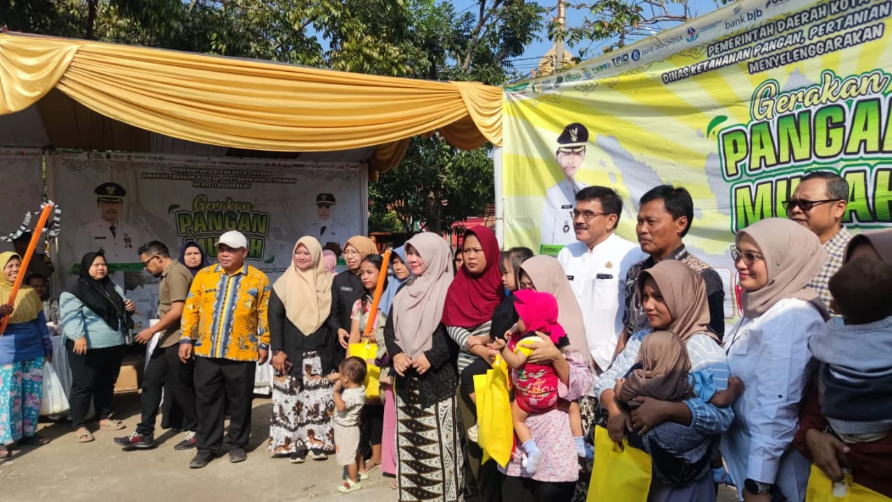 Camat Harjamukti Dampingi Wali Kota Cirebon dan Forkopimda Tinjau Gerakan Pangan Murah serta Penyerahan Bantuan Pojok Stunting